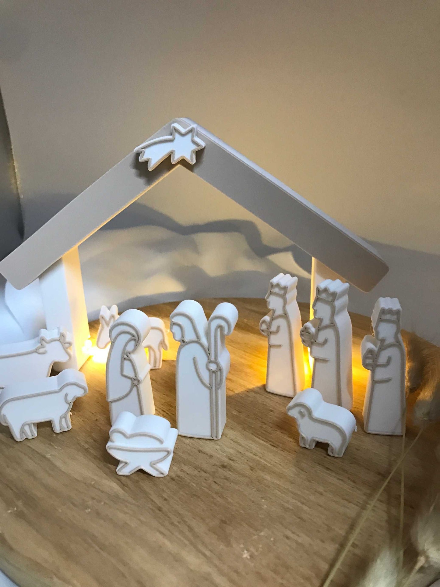 moderne minimalistische Weihnachtskrippe aus 3D-Druck mit Figuren aus PLA, stilvolle Adventsdekoration