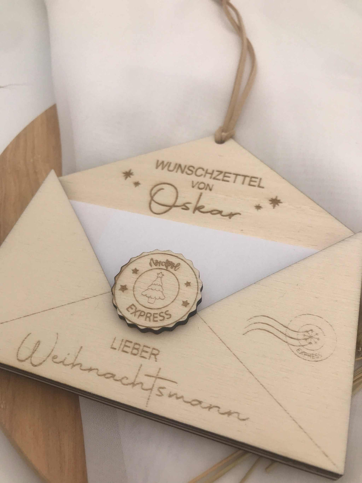 Holzbox in Briefumschlagform für Wunschzettel an Weihnachtsmann und Christkind zur Weihnachtszeit