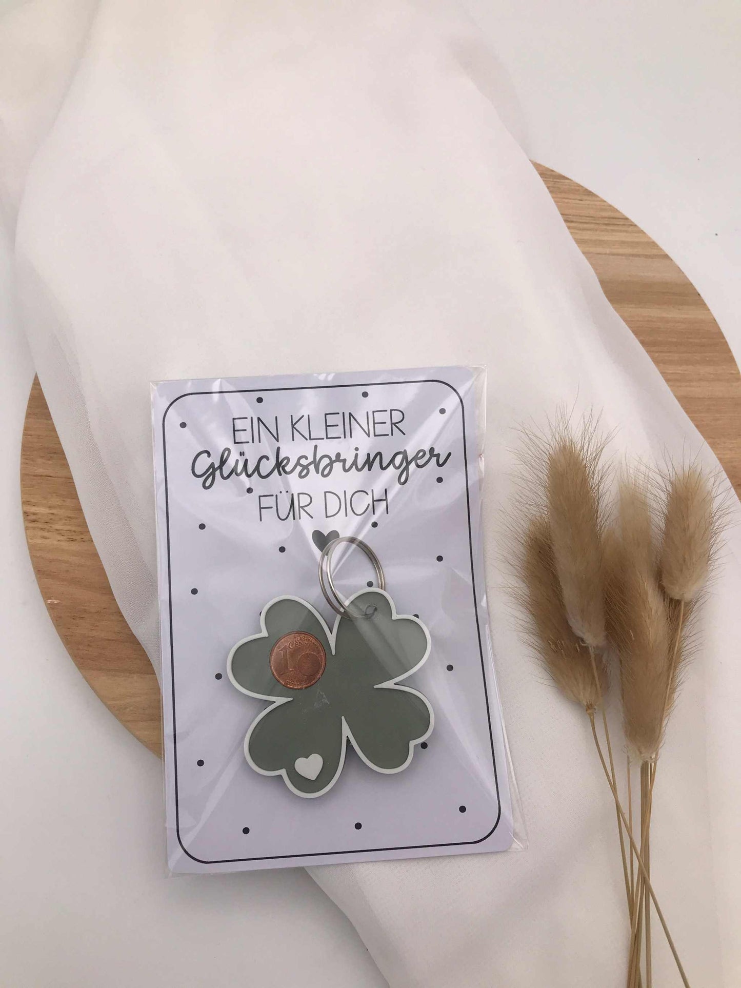 Schlüsselanhänger Glücksbringer Kleeblatt mit Cent Münze im 3D-Druck, kleine Geschenkverpackung mit Spruchkarte, handgemacht aus biologisch abbaubarem PLA, ca. 6 cm groß.