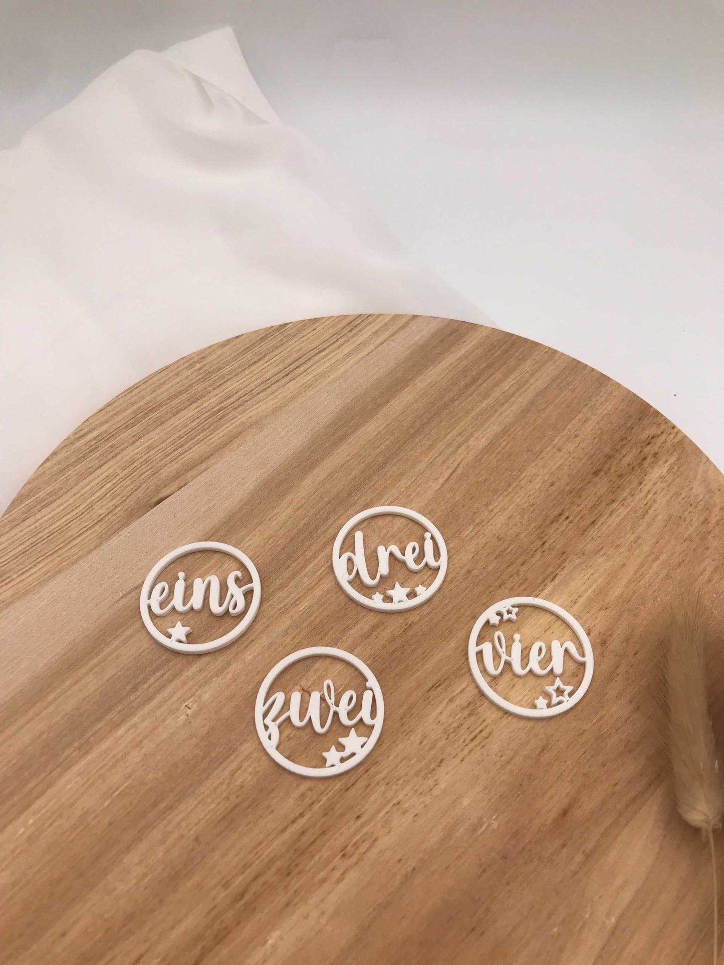Weißer Adventskranz Anhänger Zahlen Set 1-4 aus 3D-Druck zum Selbstgestalten, klein und groß
