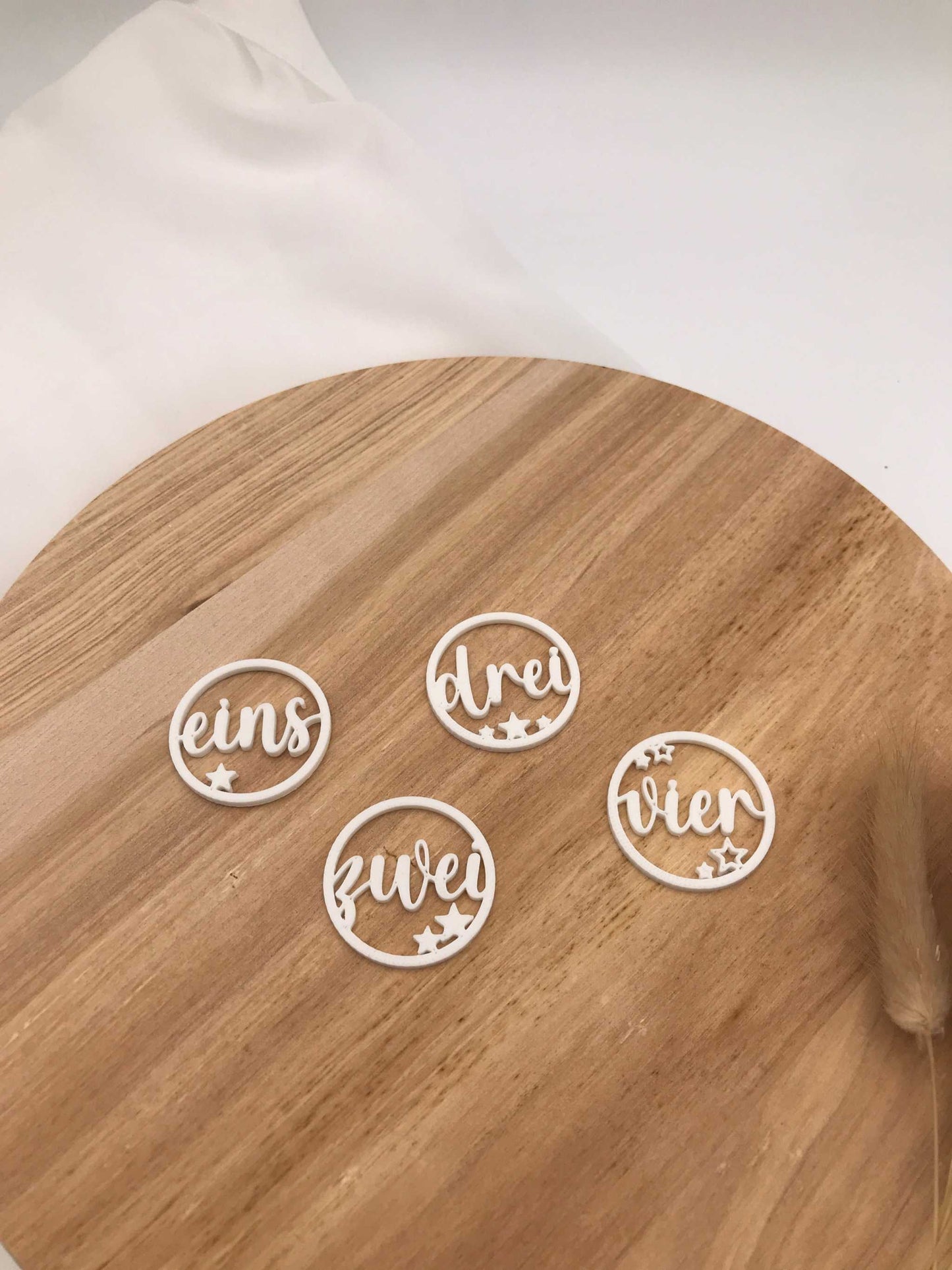 Weißer Adventskranz Anhänger Zahlen Set 1-4 aus 3D-Druck zum Selbstgestalten, klein und groß