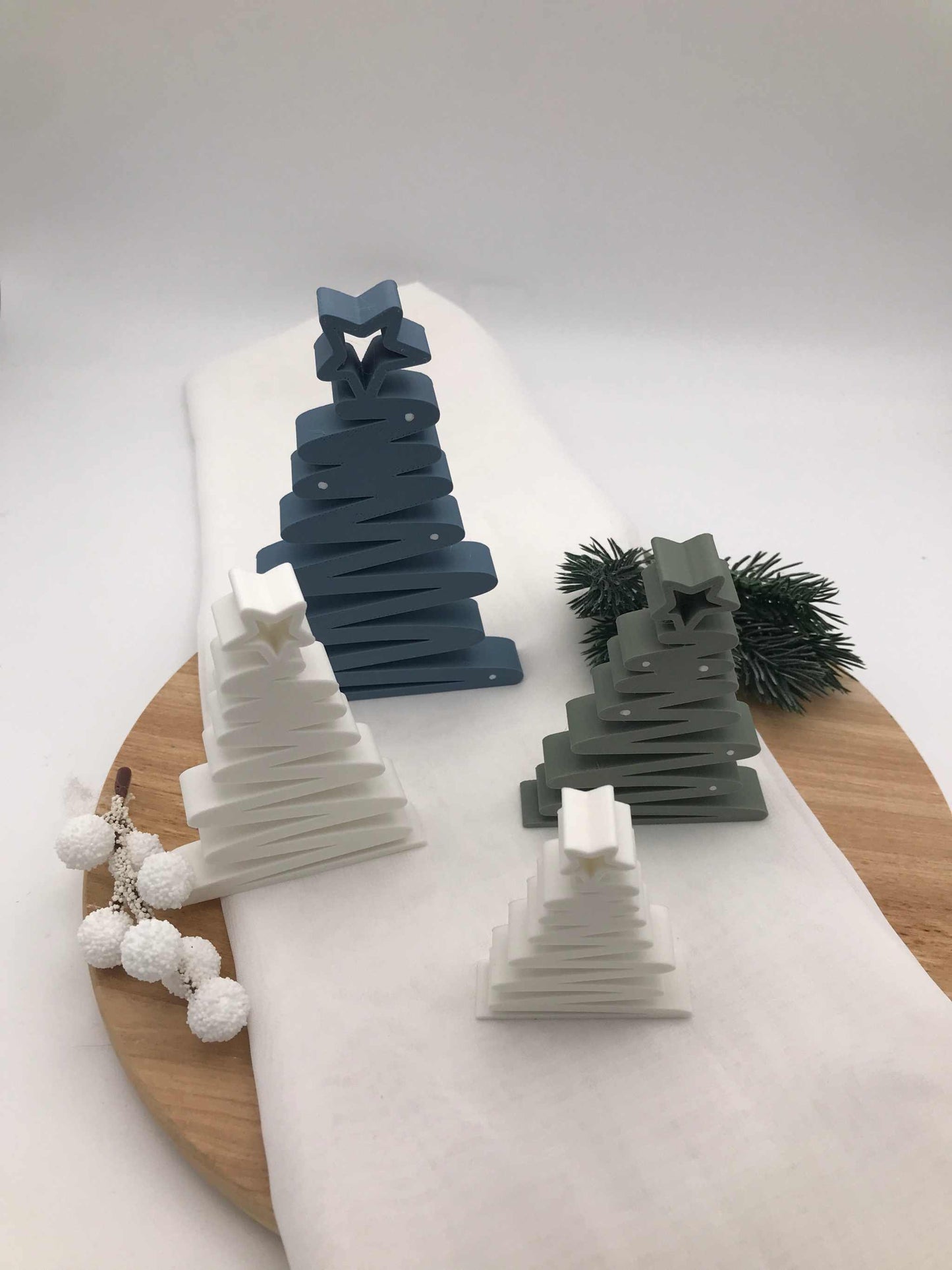 geschwungener Weihnachtsbaum aus 3D-gedrucktem PLA in Blau, Grün und Weiß als moderne nachhaltige Tischdeko
