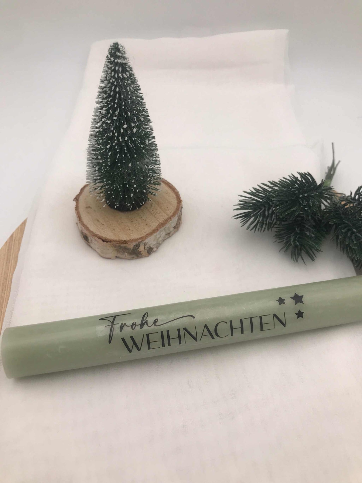 Elegante, durchgefärbte Stabkerzen in verschiedenen Farben für festliche Weihnachtsdekoration