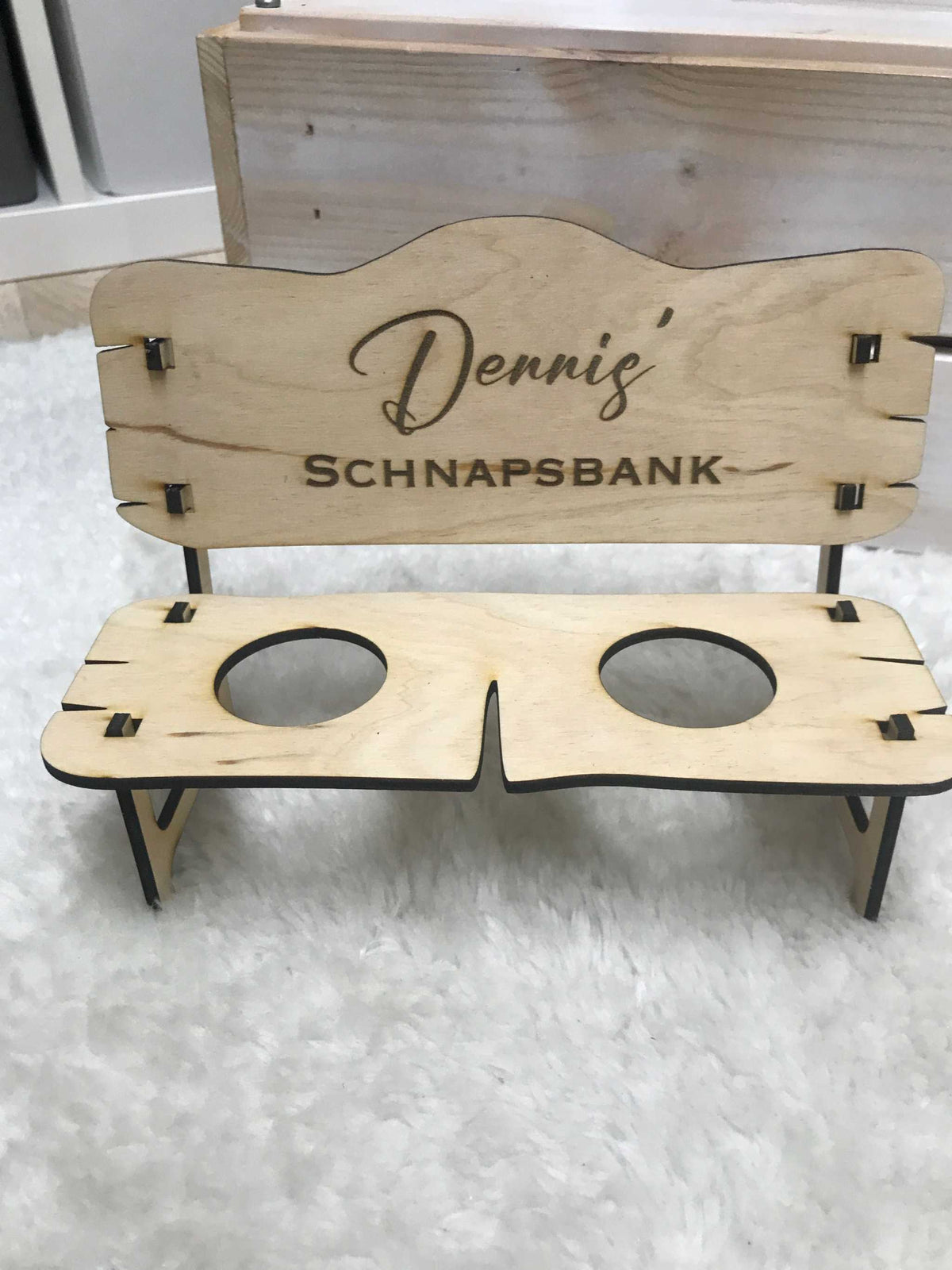 Schnapsbank aus Holz mit Wunschgravur und Schnapsgläsern als personalisiertes Geschenk