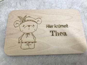 Hochwertiges Frühstücksbrettchen aus Birkenholz mit graviertem Bärenmotiv und personalisiertem Text.