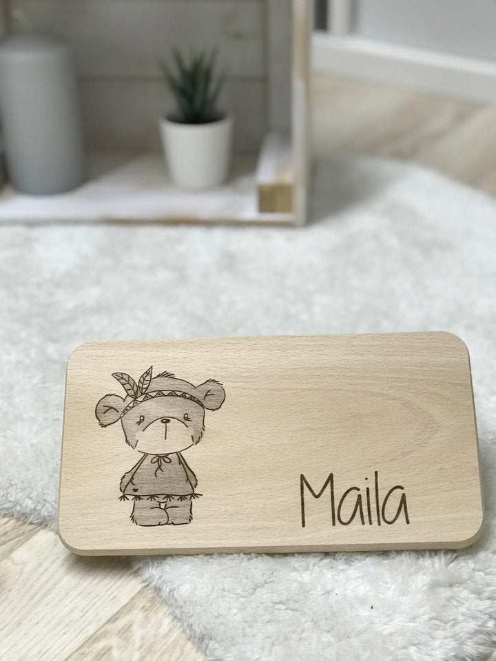 Wooden breakfast board with engraved bear design and personalized name "Maila"; unique handcrafted piece for stylish mornings.
