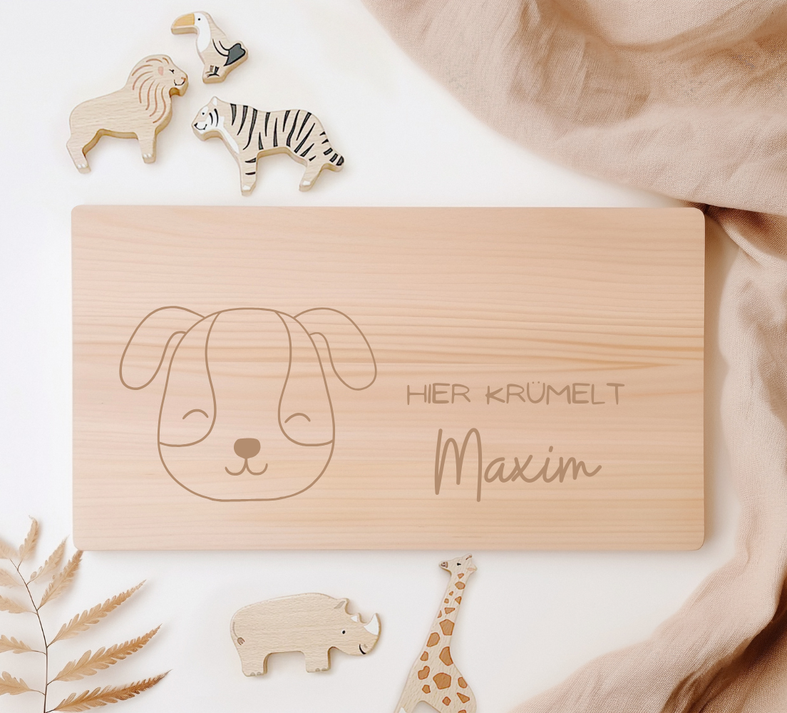 Frühstücksbrettchen aus Birkenholz mit Hundegravur und personalisiertem Namen.