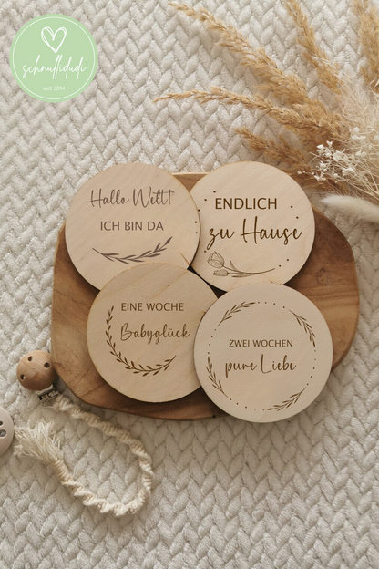 Holzscheiben Meilensteine für Babys erstes Jahr auf Tablett, Fotorequisite und Geschenkidee.