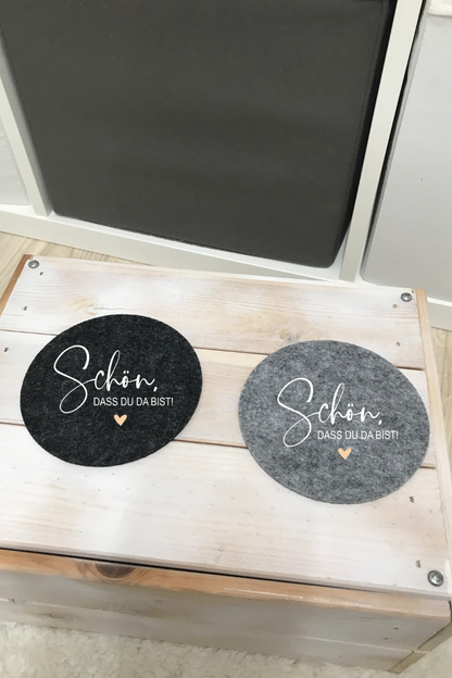 Stylish felt coasters set with "schön, dass du da bist" print, anthracite and light grey, 6 pieces.
