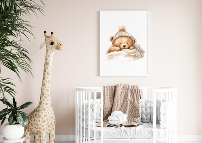 Babyzimmer Wandbild Poster mit schlafendem Bären über Babybett.
