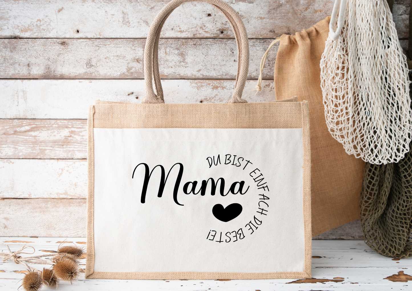 Personalisierte Jutetasche mit "Mama" Schriftzug, ideal für Einkäufe und umweltfreundlich.