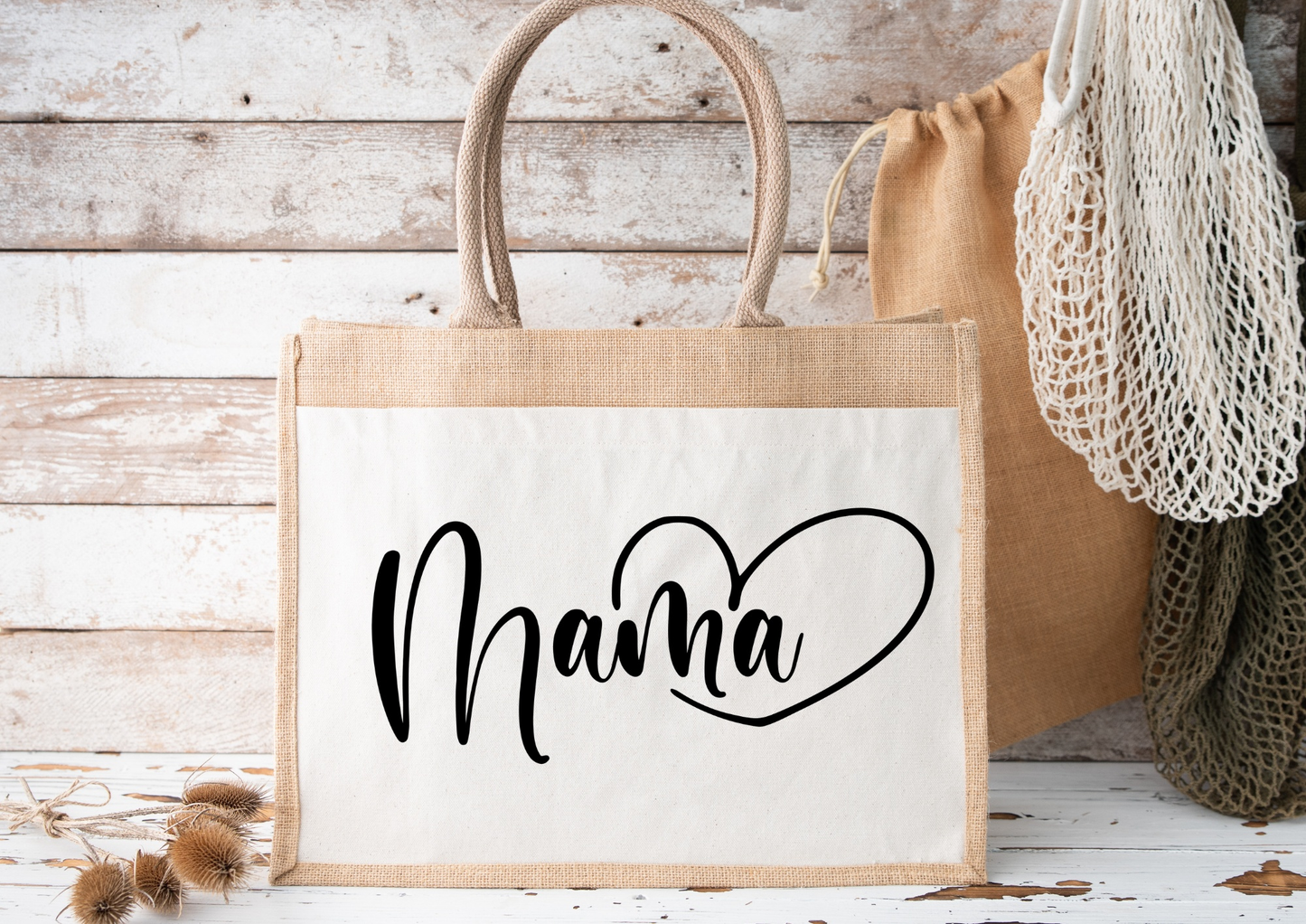 Personalisierte Jutetasche mit "Mama" Schriftzug und Herzmotiv, ideal als Einkaufstasche.