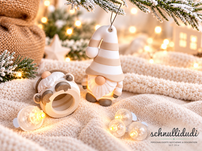 Tassenwichtel mit LED in Cremeweiß und Beige, mit gestreifter Zipfelmütze, weißem Bart und warm leuchtendem Körper