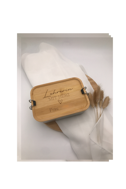 Brotdose aus Holz mit Bambusdeckel und Gravur "Lehrerin mit Herz" für Schule und Büro