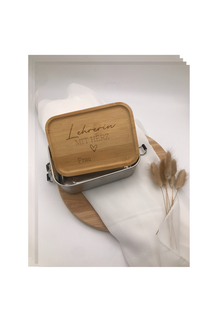 Brotdose aus Edelstahl mit graviertem Bambusdeckel "Lehrerin mit Herz" und Herzmotiv, nachhaltige Lunchbox für unterwegs.