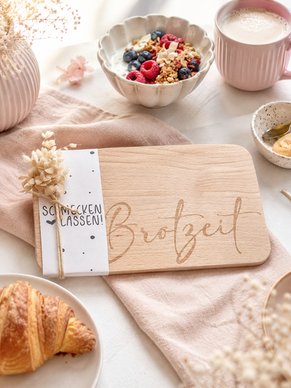 Frühstücksbrett aus Holz mit Gravur, Banderole und Trockenblumen im Boho-Design