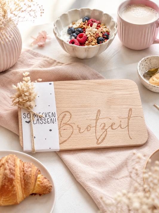 Frühstücksbrett aus Holz mit Gravur, Banderole und Trockenblumen im Boho-Design
