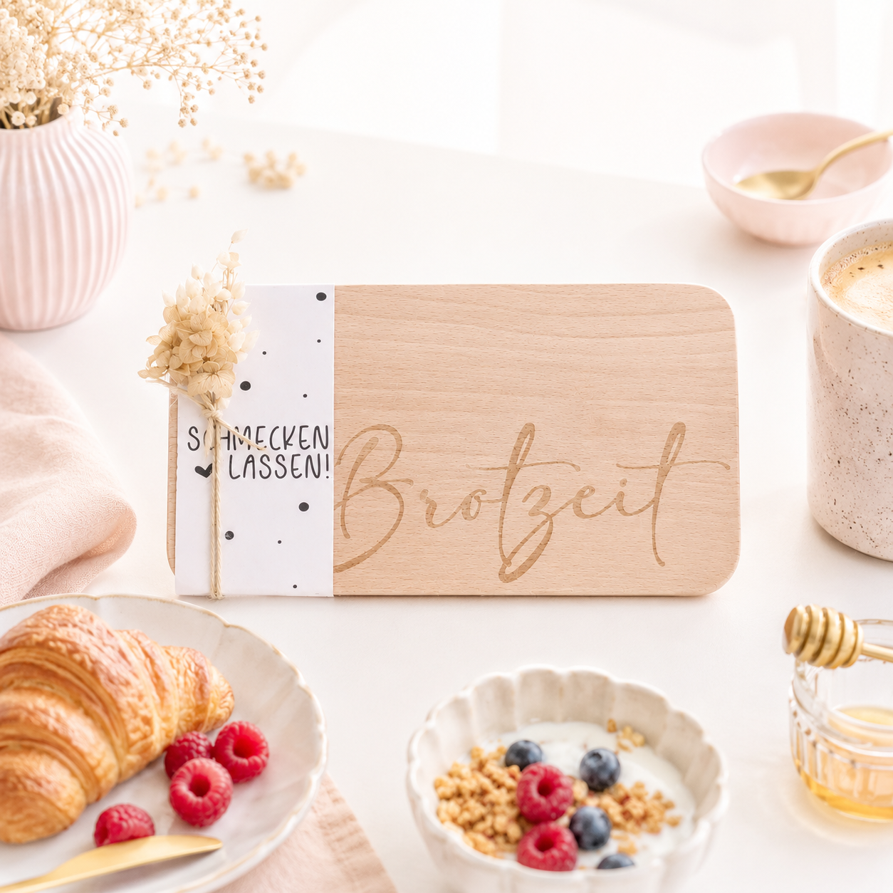 personalisiertes Frühstücksbrett aus Holz mit Gravur und Trockenblumen im Boho-Design
