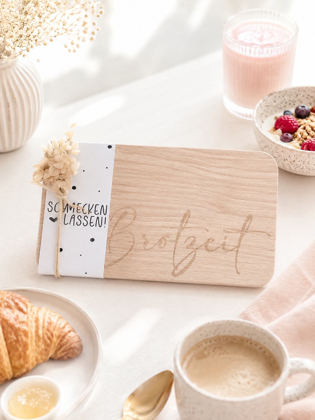 Personalisiertes Frühstücksbrett aus Holz mit Gravur, Trockenblumen und dekorativer Banderole im minimalistischen Boho-Design
