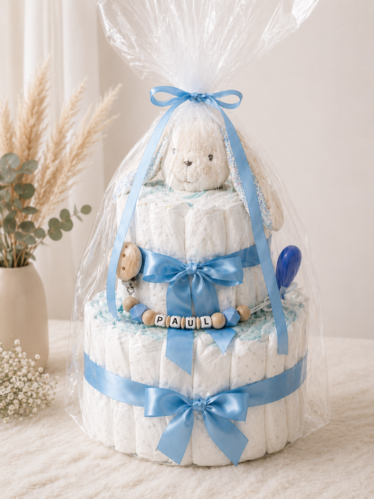 Windeltorte mit Schnullerkette und niedlichen Babyaccessoires als Geschenk für werdende Eltern