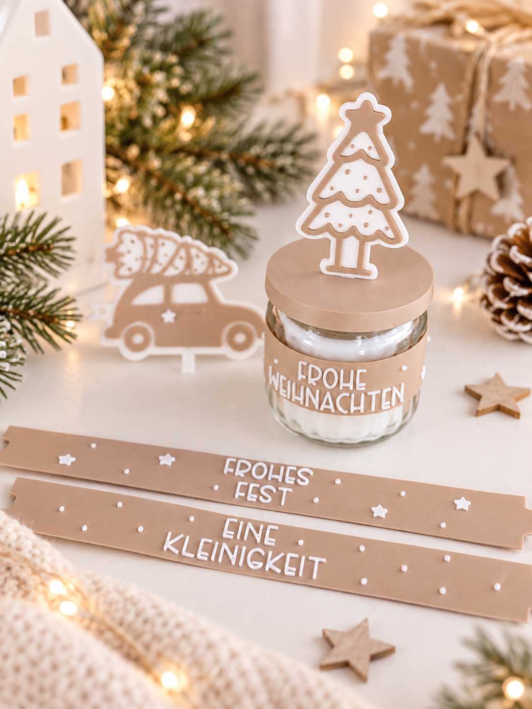 Weihnachtliche Kerzendeko mit Beige-weißer Kerze im Glas, dekoriert mit 3D-gedrucktem weißen Tannenbaum und Weihnachtsauto aus PLA und festlichen Banderolen