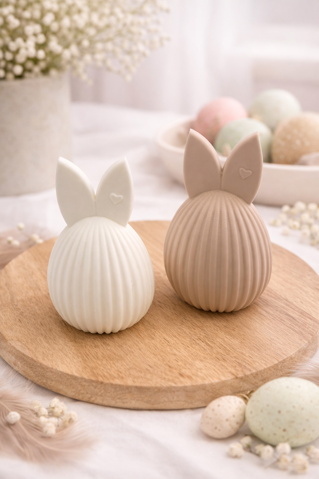Modernes Osterhasen-Ei aus PLA in Weiß und Beige auf Holzbrett, minimalistische Osterdeko im hellen Frühlingsstil