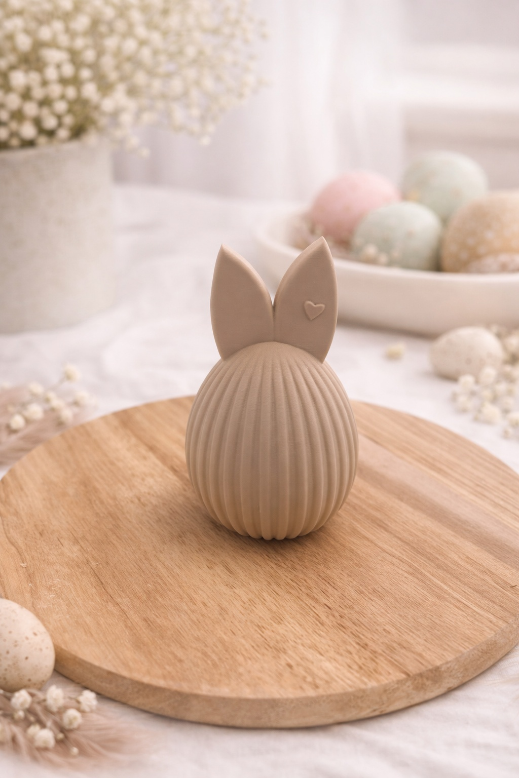 Beiges Osterhasen-Ei aus PLA mit Riffeloptik auf Holzbrett, moderne Frühlings- und Osterdekoration