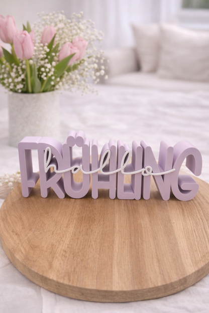 Frühling‘ in Salbeigrün auf rundem Holzbrett, helle Wohnraumdekoration