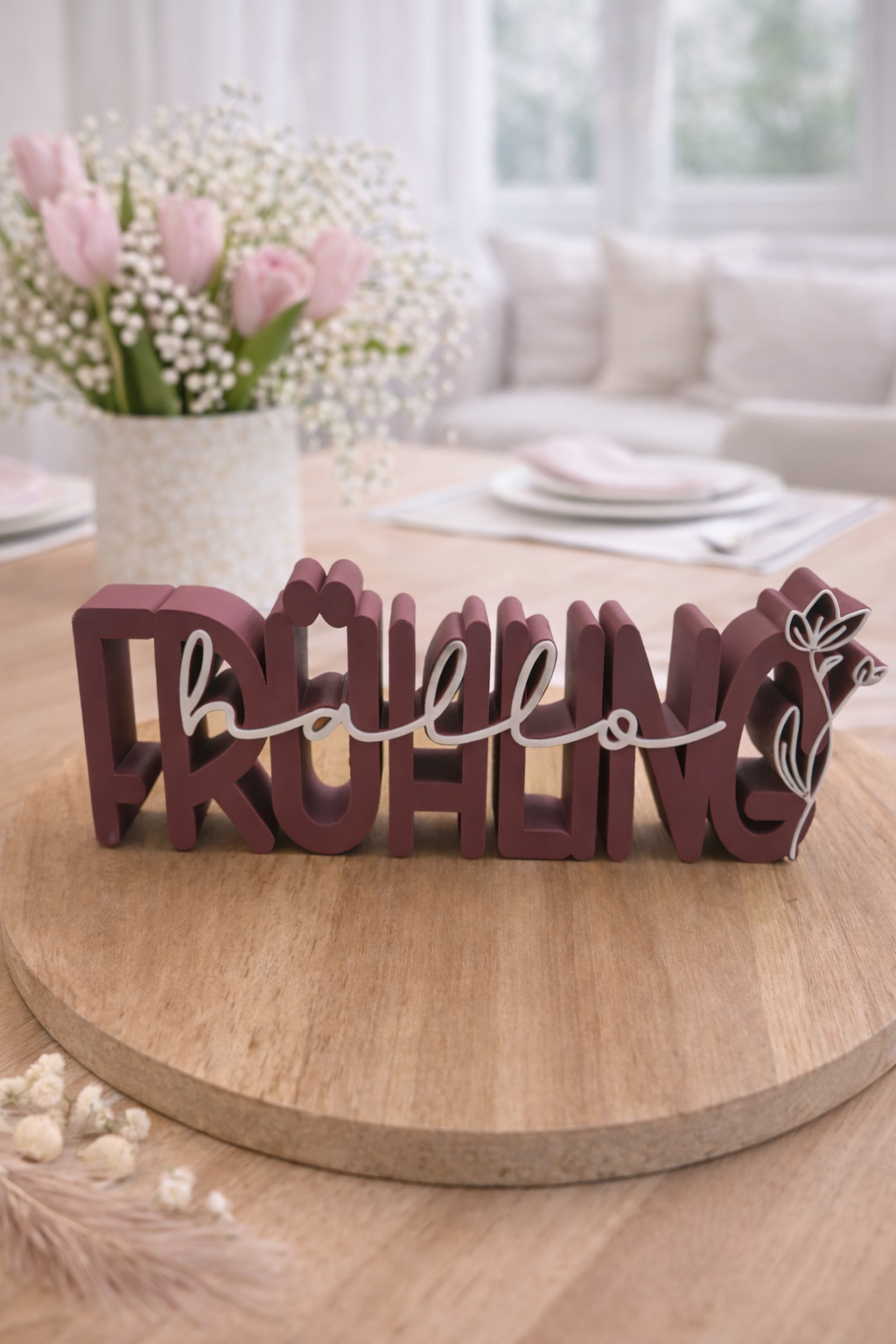 Moderne Frühlingsdeko Wohnzimmer – 3D Schriftzug ‚Hallo Frühling‘ in sanften Farben