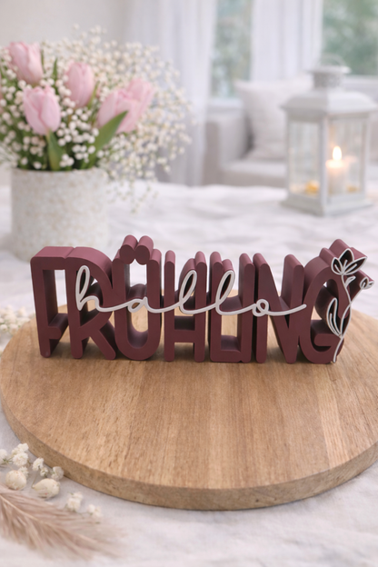 Handgemachte Frühlingsdekoration aus PLA – ‚Hallo Frühling‘ Schriftzug auf Holztisch