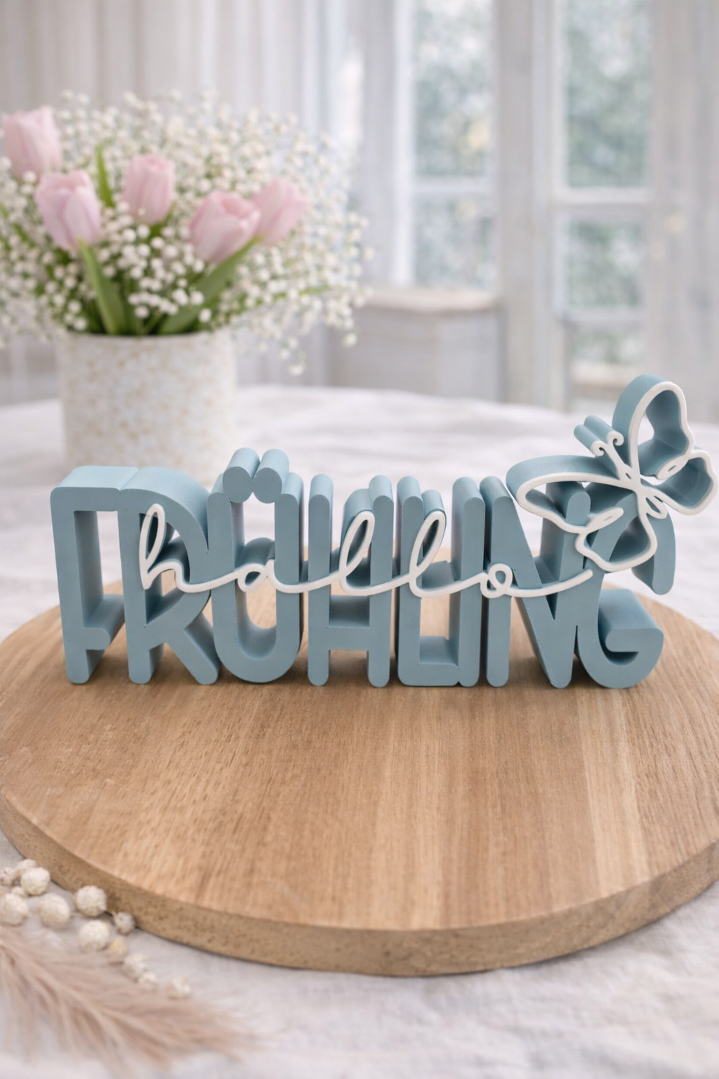 Dekorativer 3D Schriftzug ‚Hallo Frühling‘ in verschiedenen Farbvarianten