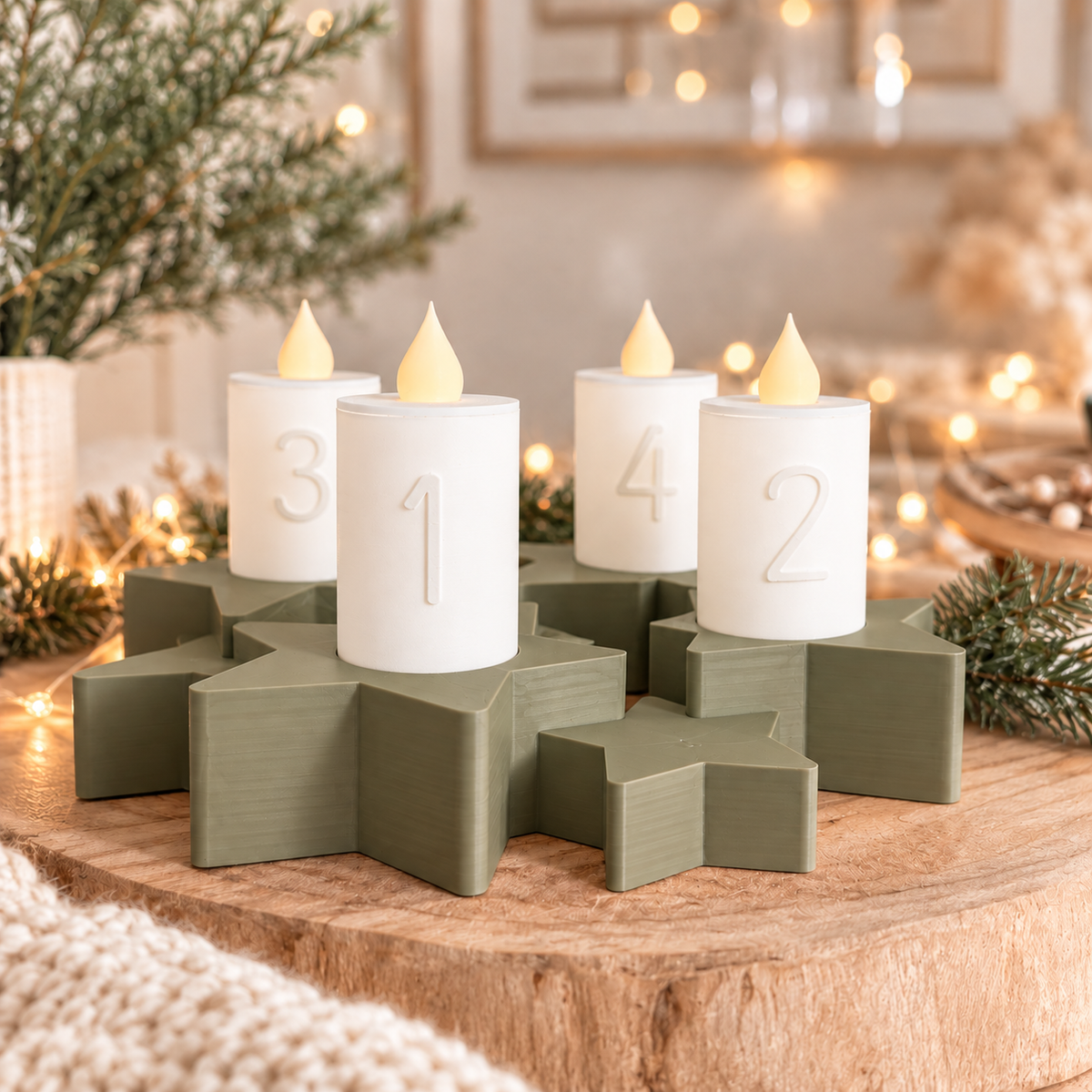 Adventskranz aus PLA in Olivgrün mit sternförmigem Design und vier weißen LED-Kerzen mit Zahlen