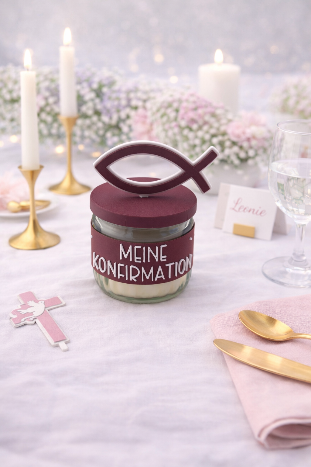 Gastgeschenk Kerze im Glas mit christlichem Fischsymbol, personalisierte Tischdekoration für Firmung und Konfirmation
