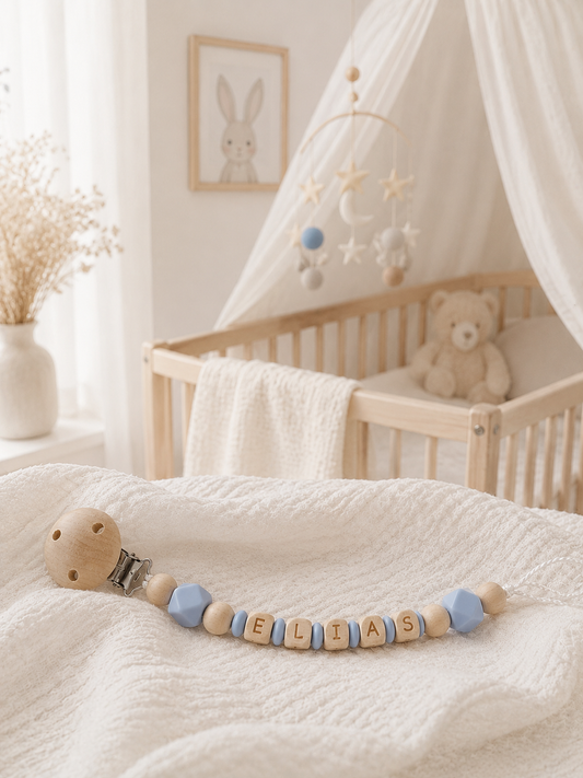 Personalisierte handgemachte Schnullerkette mit Namen und Regenbogen-Motiv in Natur- und Rosatönen, DIN-konform