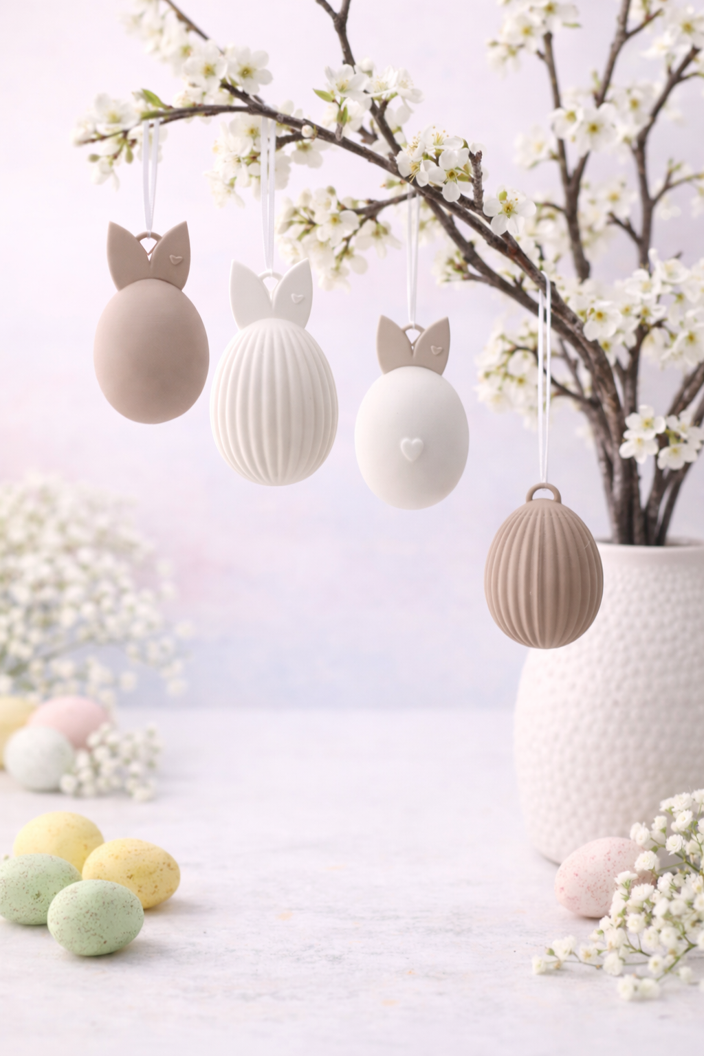 4er Set Osteranhänger in Weiß und Beige für moderne Osterdekoration
