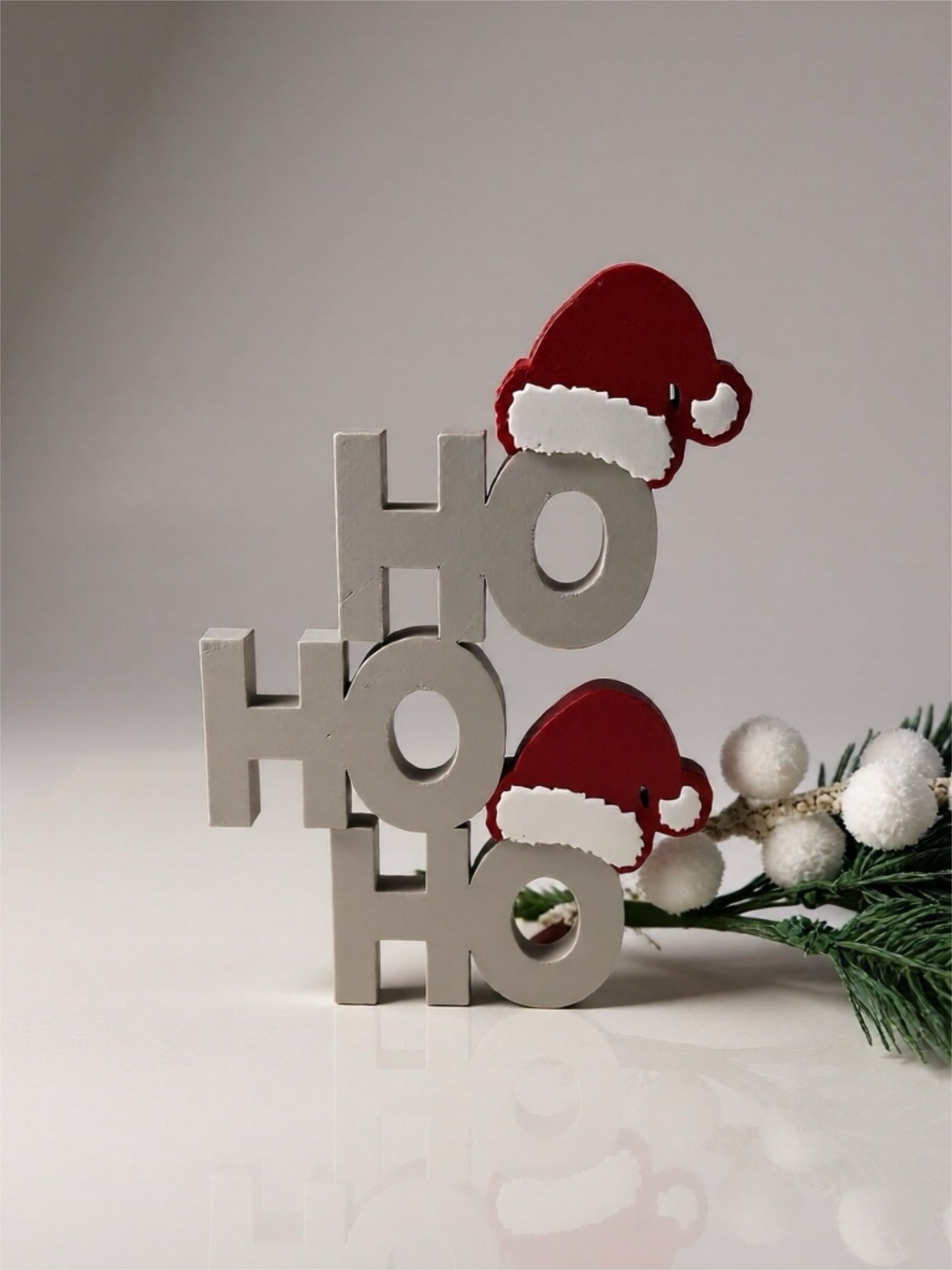 Weihnachten HO HO HO Dekofigur 3D-gedruckt aus PLA mit roten Nikolausmützen, moderne nachhaltige Weihnachtsdekoration