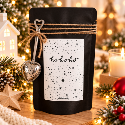 Weihnachtliche Geschenktüte für Kaffee aus schwarzem Papier mit Jutekordel, Herzanhänger und weißem „ho ho ho“-Etikett