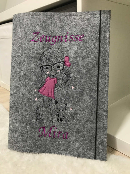 Zeugnismappe Filz DIN A4 mit Mädchenmotiv und pinkem Schriftzug.