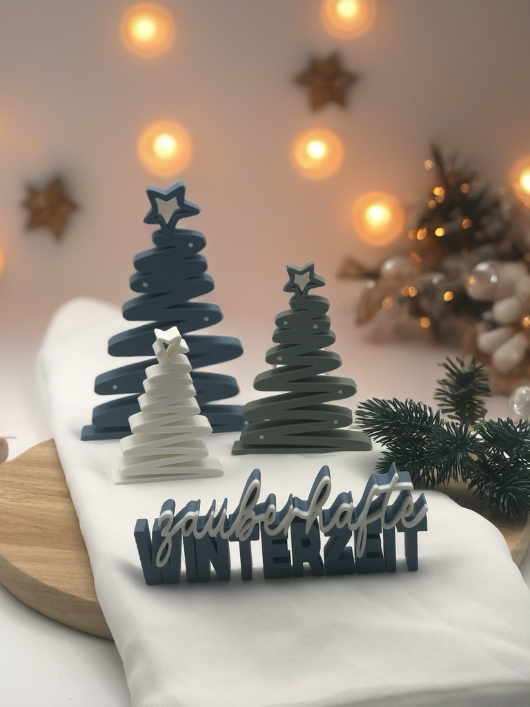 Moderne 3D-gedruckte Weihnachtsbäume aus umweltfreundlichem PLA als stilvolle Tischdeko mit Stern in Weiß, Blau und Grün