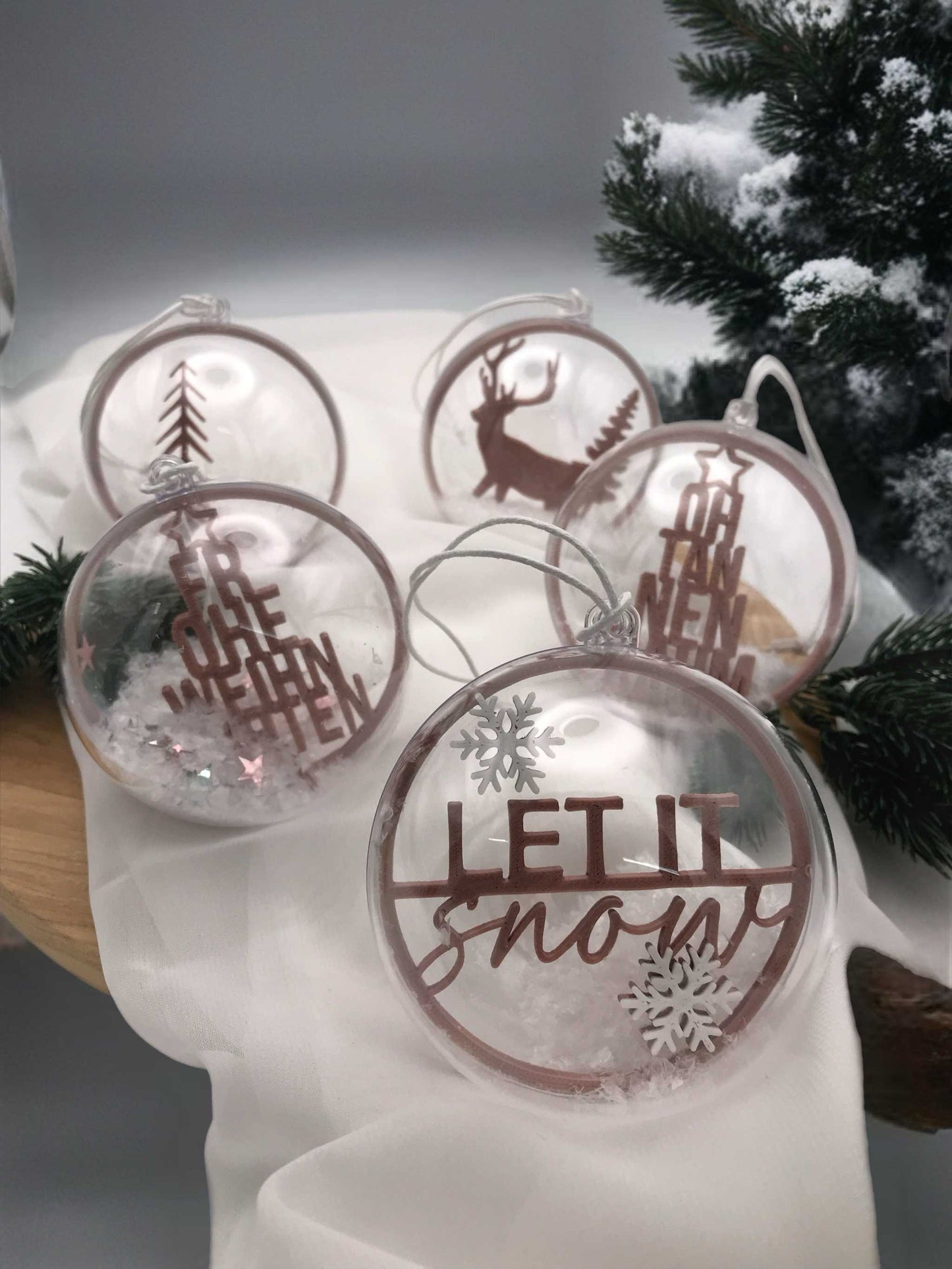 Transparente Acryl-Weihnachtskugeln mit winterlichen Motiven und Schnee-Effekt für festliche Dekoration