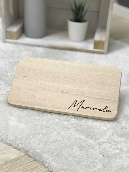 Personalisiertes Frühstücksbrettchen aus Birkenholz mit individuellem Namen in stilvollem Design.