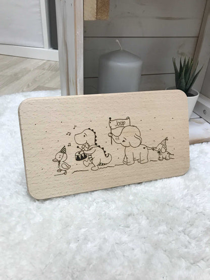 Wooden breakfast board "Parade" with playful animal design, measuring 23 x 15 x 1 cm, made from birch wood.
