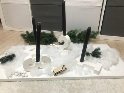 Minimalistischer Adventskranz aus weißem Raysin mit Zahlen als Kerzenhalter, ohne Kerzen.