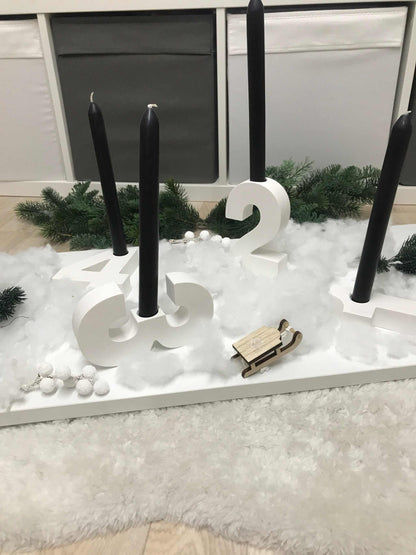 Minimalistischer Adventskranz aus weißem Raysin mit nummerierten Kerzenhaltern für Stabkerzen.