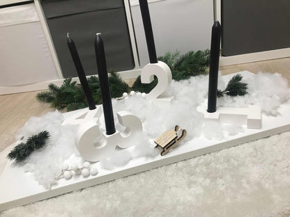 Minimalistischer weißer Adventskranz aus Raysin mit Adventszahlen, geeignet für Stabkerzen.
