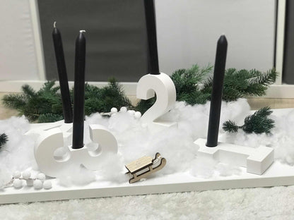 Minimalistischer Adventskranz aus weißem Raysin mit Zahlenkerzenhaltern, geeignet für 2-2,2cm Stabkerzen, dekoriert ohne Kerzen.