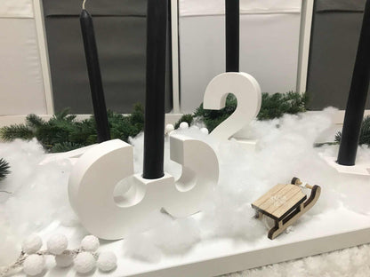 Minimalistischer weißer Adventskranz aus Raysin mit Zahlenhalterungen, geeignet für Stabkerzen.