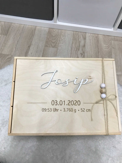 Holz-Erinnerungskiste mit personalisierter Gravur für Babyandenken