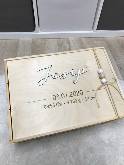 Baby-Erinnerungskiste mit personalisierter Gravur aus Holz, 36x24x9 cm.