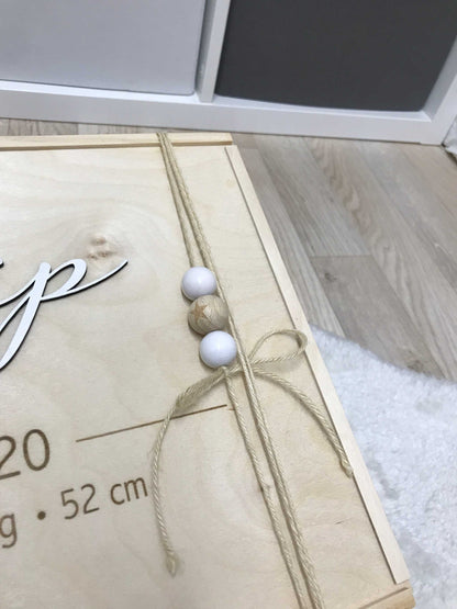 Holz-Erinnerungskiste mit personalisierter Gravur und dekorativem Seilverschluss, handgefertigt für besondere Anlässe.